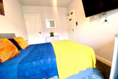 5 bedroom house share to rent, Trinity Street, Oldham,