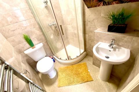 5 bedroom house share to rent, Trinity Street, Oldham,