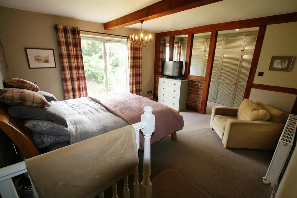 Theoldcoachhouse,bed1anddressingarea.JPG