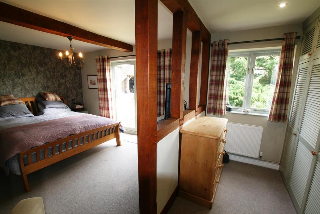 Theoldcoachhouse,bed1dressingarea.JPG