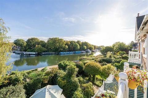 30 The Riverside, East Molesey, KT8 9BF