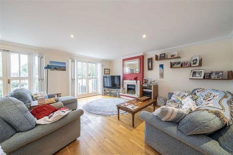 30 The Riverside, East Molesey, KT8 9BF