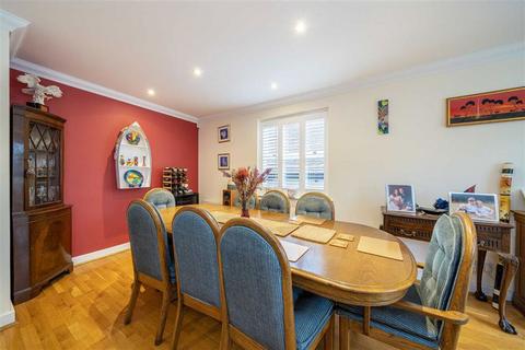 30 The Riverside, East Molesey, KT8 9BF