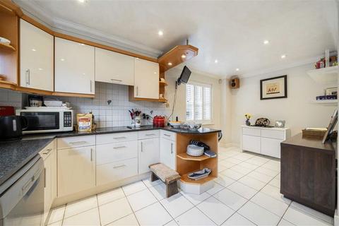 30 The Riverside, East Molesey, KT8 9BF