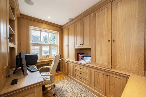 30 The Riverside, East Molesey, KT8 9BF
