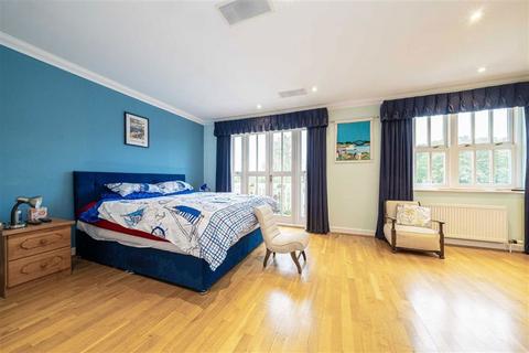 30 The Riverside, East Molesey, KT8 9BF