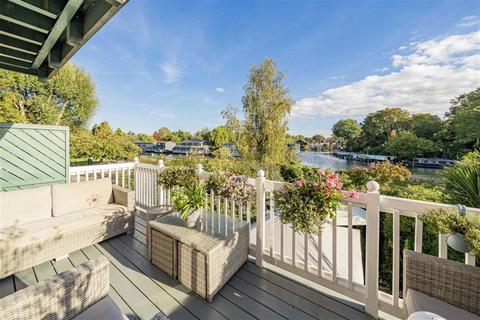 30 The Riverside, East Molesey, KT8 9BF
