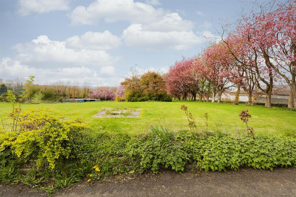 Bramleys Estate Agents - Pinfold Lane - Fixby (38)