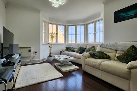 2 bedroom flat for sale, Genas Close, Barkingside