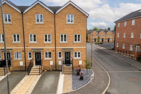 3 bedroom end of terrace house for sale, Lester Road, Aylesbury HP20
