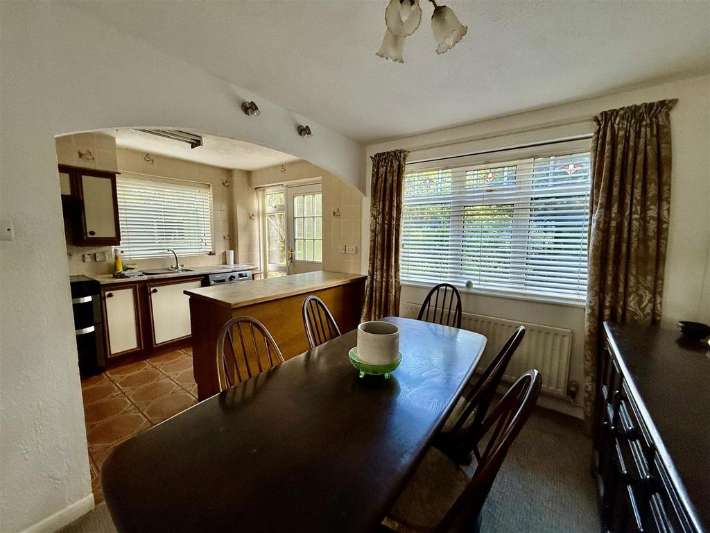 KITCHEN & DINING ROOM