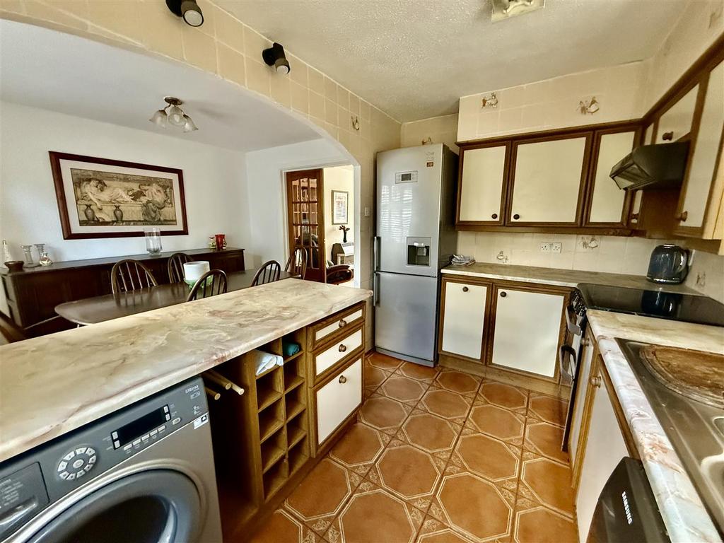 KITCHEN & DINING ROOM