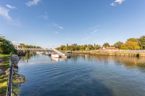 2 bedroom flat for sale, Twickenham Road, Teddington, TW11
