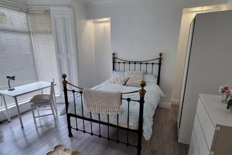 1 bedroom in a house share to rent, Victoria Tce,