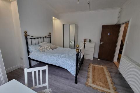 1 bedroom in a house share to rent, Victoria Tce,