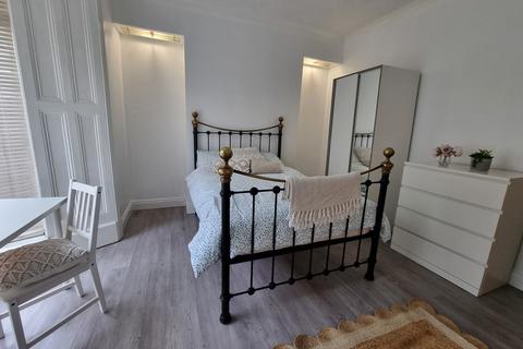 1 bedroom in a house share to rent, Victoria Tce,