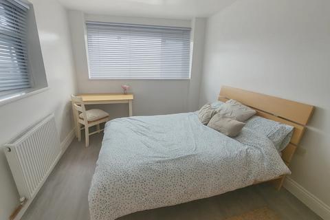 1 bedroom in a house share to rent, Victoria Tce,