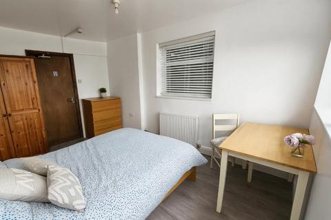 1 bedroom in a house share to rent, Victoria Tce,