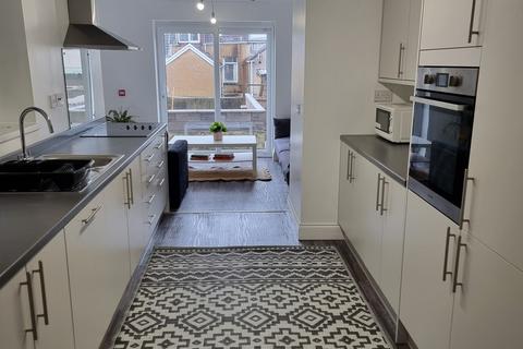 1 bedroom in a house share to rent, Victoria Tce,