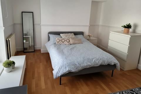 1 bedroom in a house share to rent, Victoria Tce,