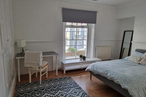 1 bedroom in a house share to rent, Victoria Tce,