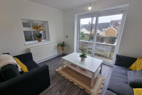 1 bedroom in a house share to rent, Victoria Tce,