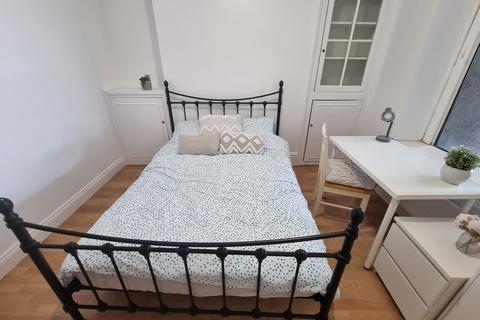 1 bedroom in a house share to rent, Victoria Tce,