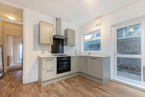 2 bedroom flat for sale, Gambetta Street, London SW8