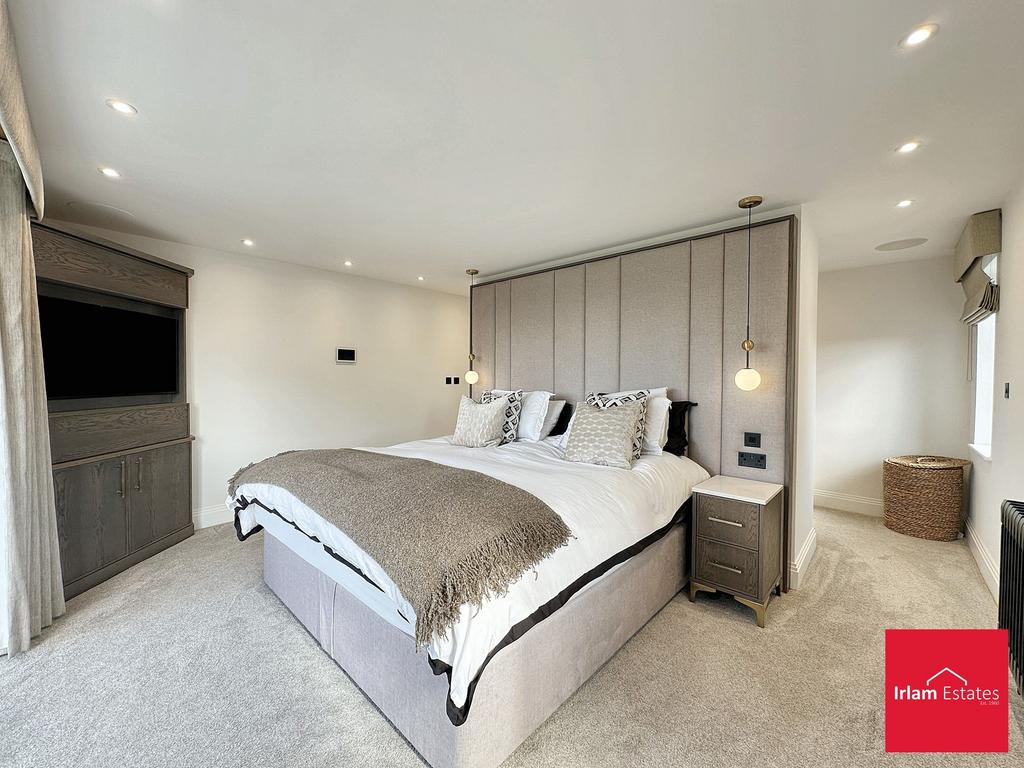 Bedroom 1/Dresser/Ensuite