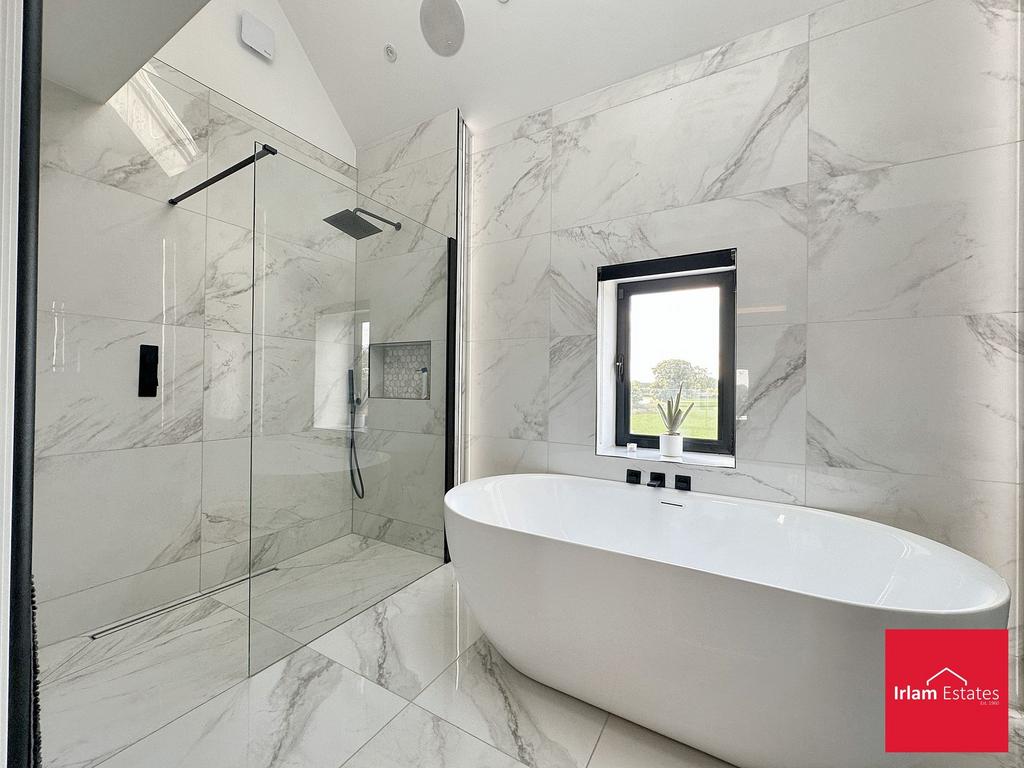 Bedroom 1/Dresser/Ensuite