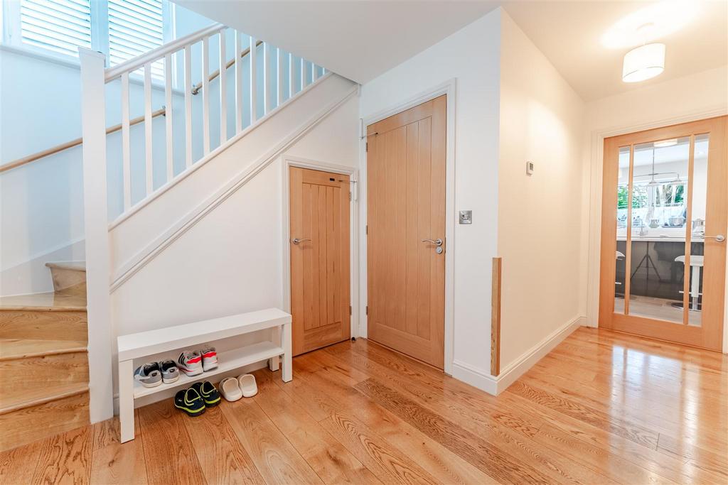 Q7 - hallway.jpg