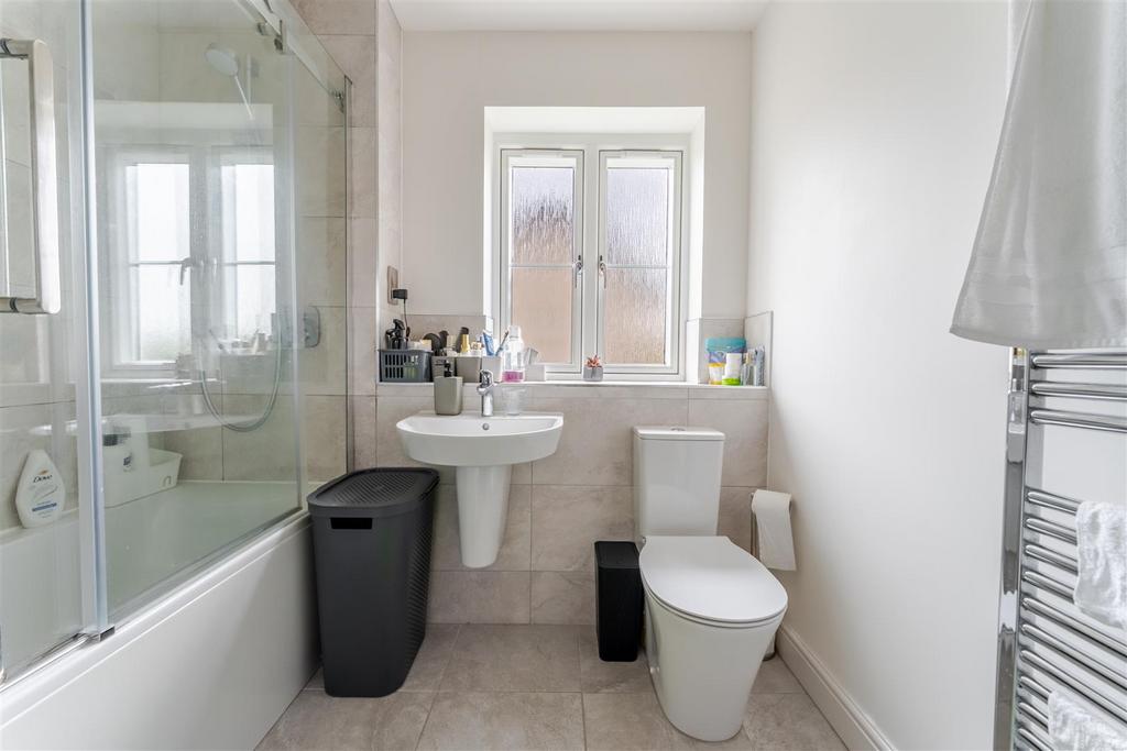 Q15 - family bathroom.jpg