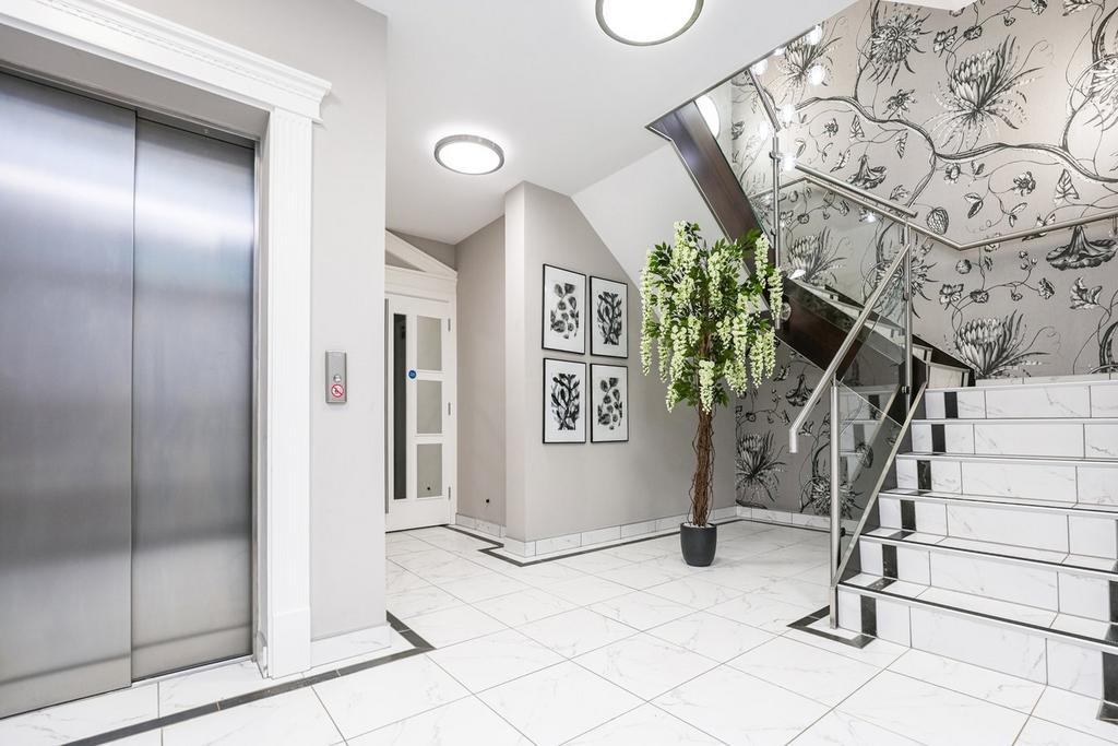 Communal Entrance Hall & Lift