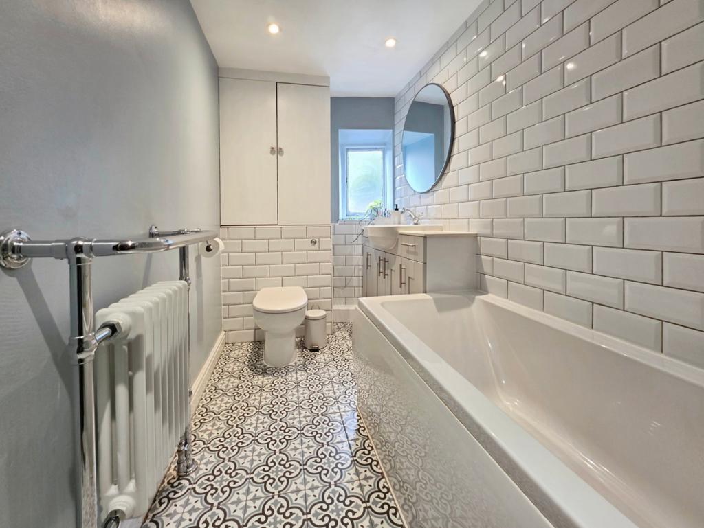 Pbox-bathroom-343648.jpg
