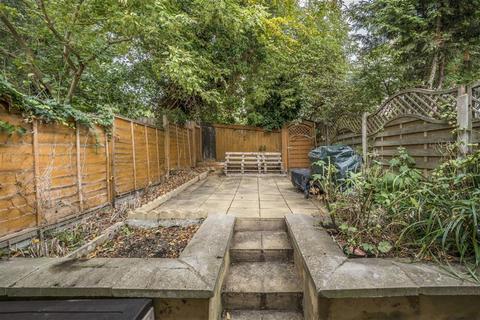 3 Amblecote Meadows, London, SE12 9TA