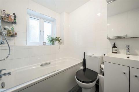 3 Amblecote Meadows, London, SE12 9TA