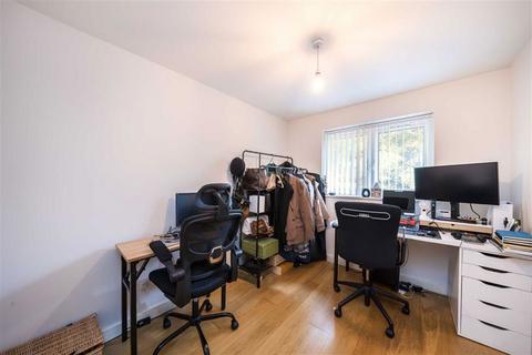 3 Amblecote Meadows, London, SE12 9TA