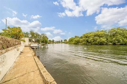 undefined, Russell Road, Shepperton TW17