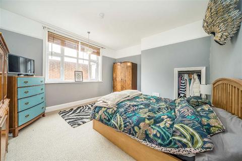 undefined, Russell Road, Shepperton TW17