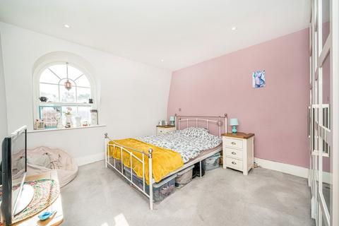 undefined, High Street, Hampton TW12