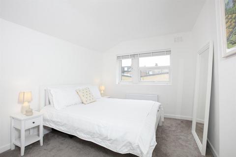 133b Kirkwood Road, London, SE15 2BG