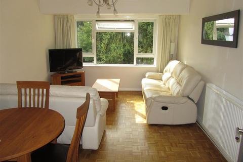 2 bedroom flat to rent, Russell Court, Surbiton