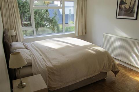 2 bedroom flat to rent, Russell Court, Surbiton