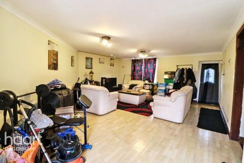 4 bedroom end of terrace house for sale, Highgrove Road, Dagenham