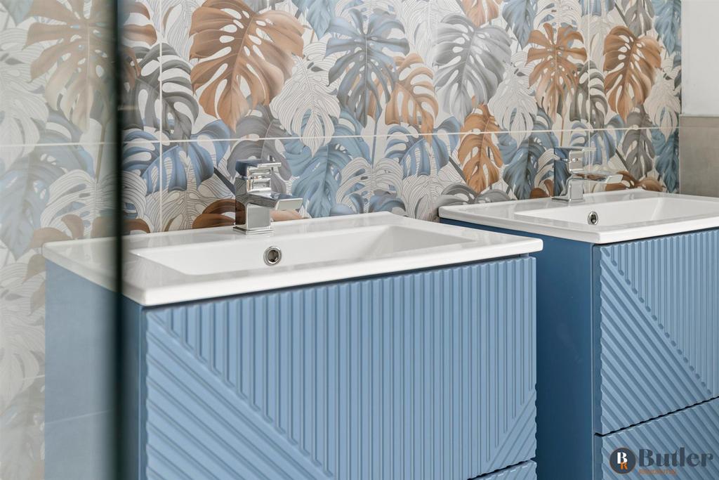 En-suite shower