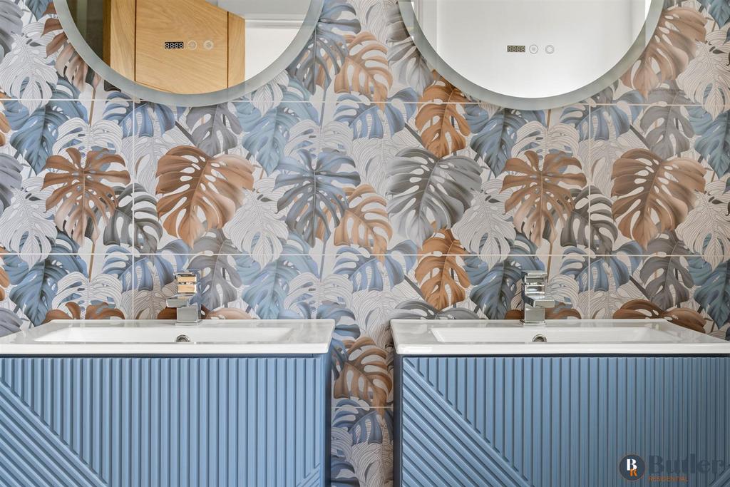 En-suite shower