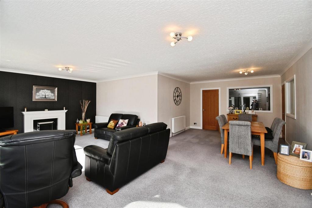 Open plan lounge / dining room