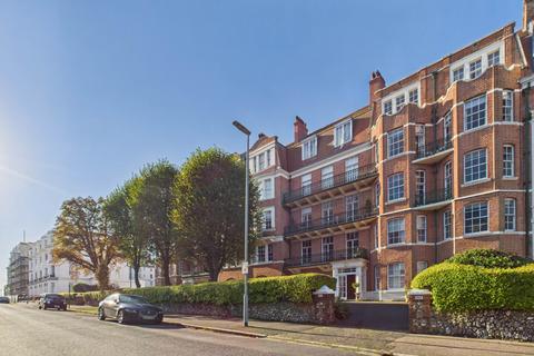 4 bedroom flat to rent, Hartington Place, Eastbourne