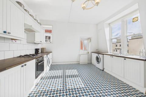 4 bedroom flat to rent, Hartington Place, Eastbourne