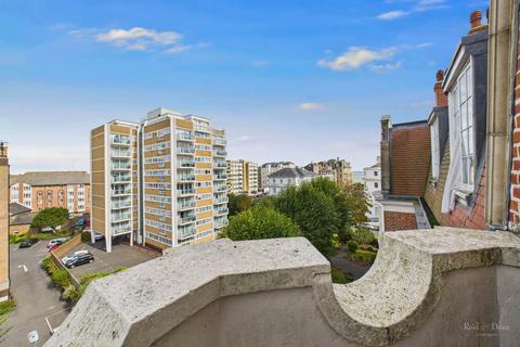 4 bedroom flat to rent, Hartington Place, Eastbourne